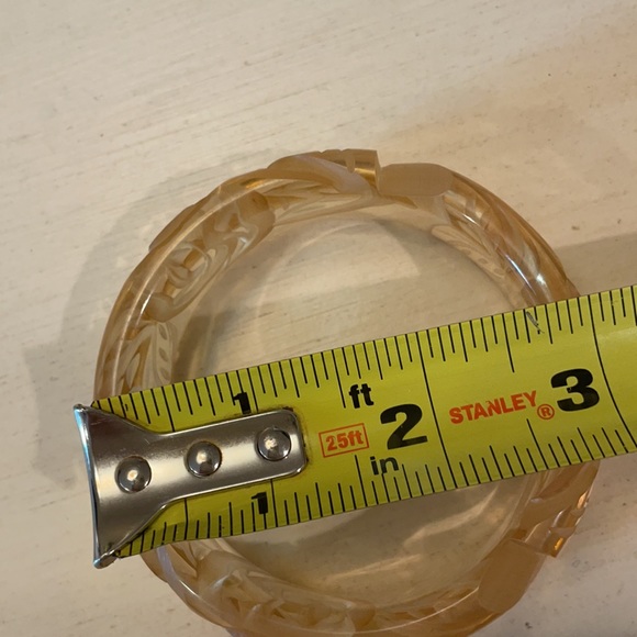 ❤️ VINTAGE CHRISTINA DEFALCO CARVED RESIN BANGLE - Picture 6 of 6